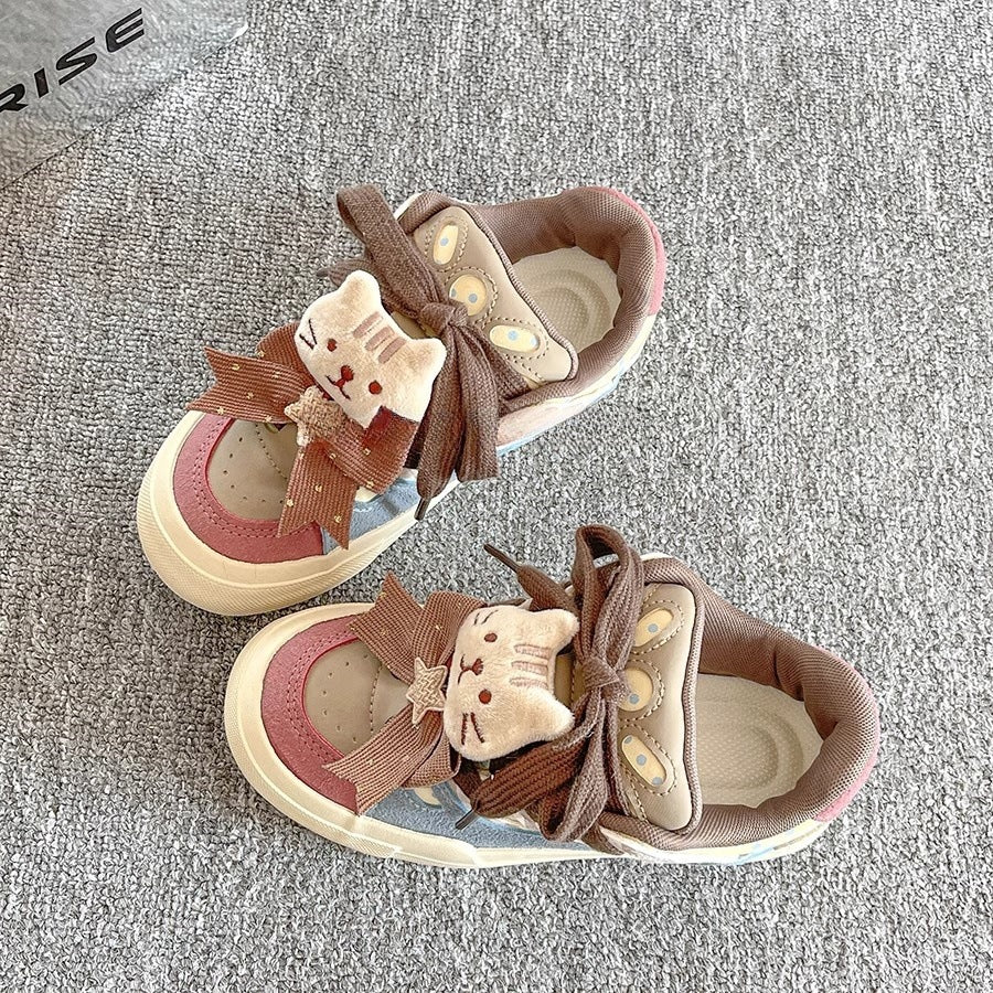 Damen Verspielte Sneakers mit Tiermotiven und dekorativen Schnürsenkeln Echo Archiv