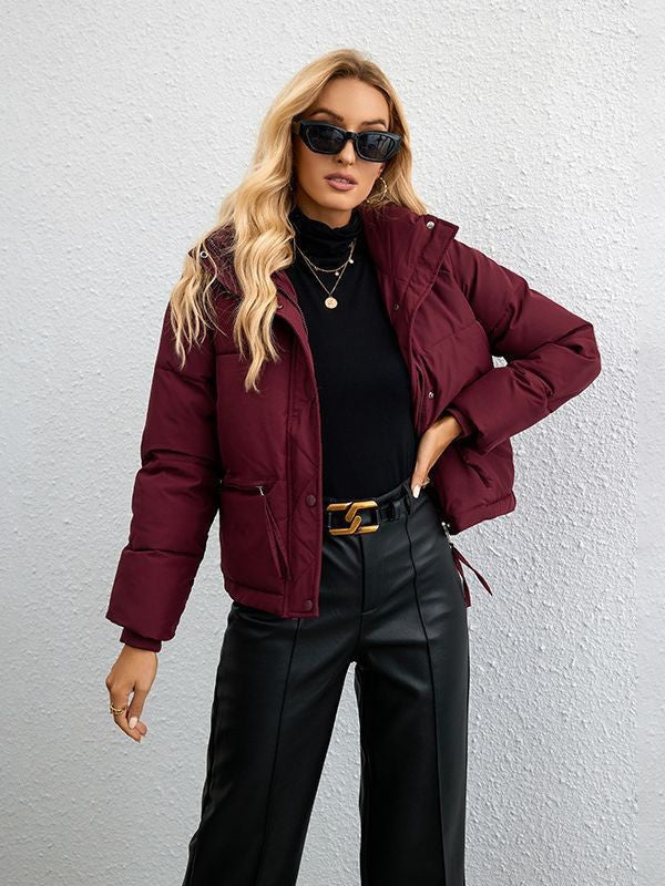 Damen kurze gesteppte Daunenoptik-Steppjacke mit hohem Stehkragen, Kordelzug und Ziptaschen – Célinea