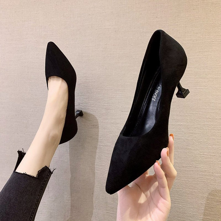 Damen Klassische spitz zulaufende Samtvelours‑Pumps mit skulpturellem Mini‑Absatz Echo Archiv