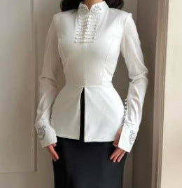 Damen Tailliertes Satin-Jackett mit Mandarinkragen, dekorativen Kordelverschlüssen und bestickten Manschetten Echoarchiv