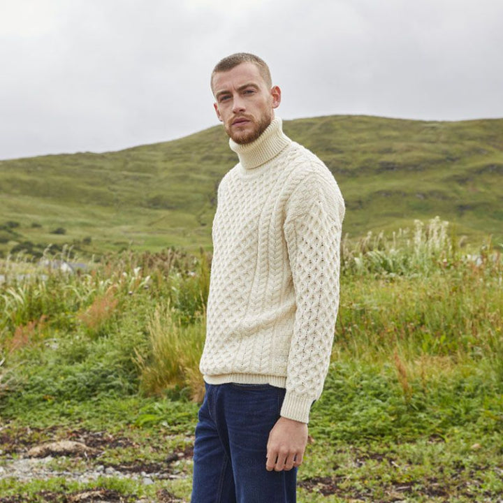 Herren Strickpullover mit hohem Kragen und strukturiertem Muster Echoarchiv