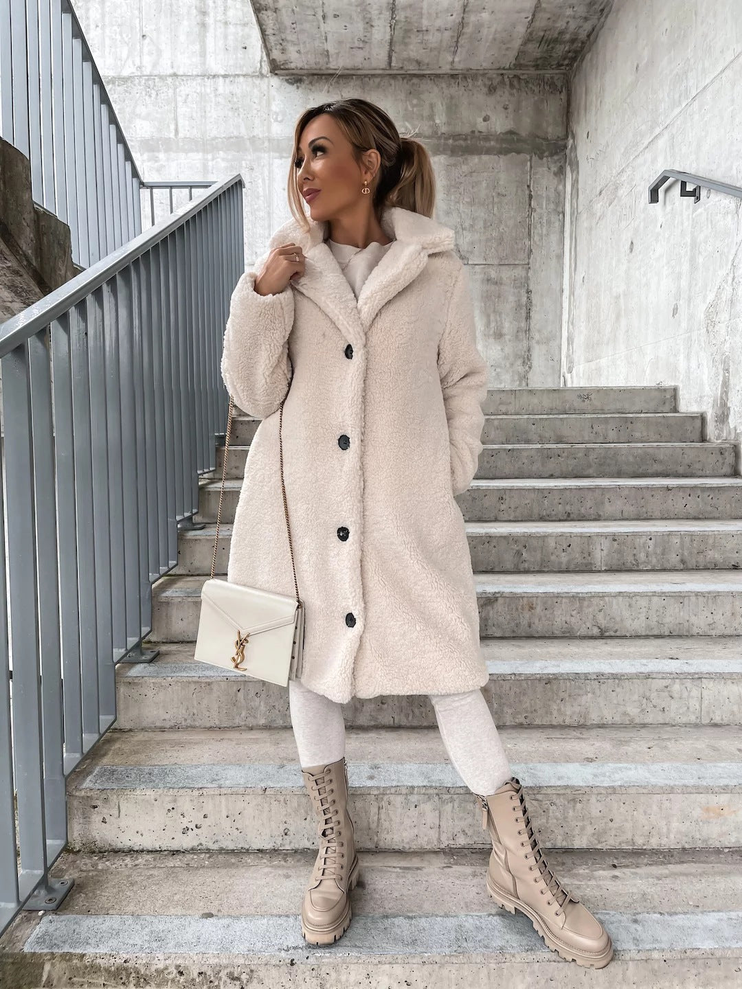 Damen Lange Teddy Faux-Shearling Knopf-Front Mantel mit Reverskragen – Montévia
