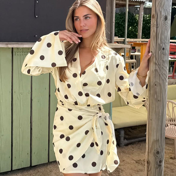 Damen Wickel-Minikleid mit V-Ausschnitt, Glockenärmeln und Polka-Dot-Print Echoarchiv