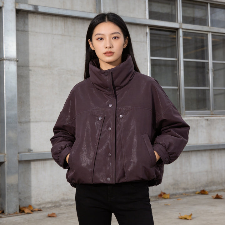 Damen Kurze wattierte Jacke in Lederoptik mit hohem Stehkragen und gerafftem Saum Echoarchiv