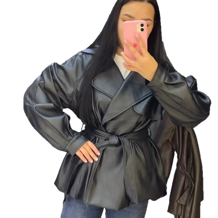 Damen Kurze Kunstleder-Wickeljacke mit Taillengürtel und übergroßem Revers Echoarchiv