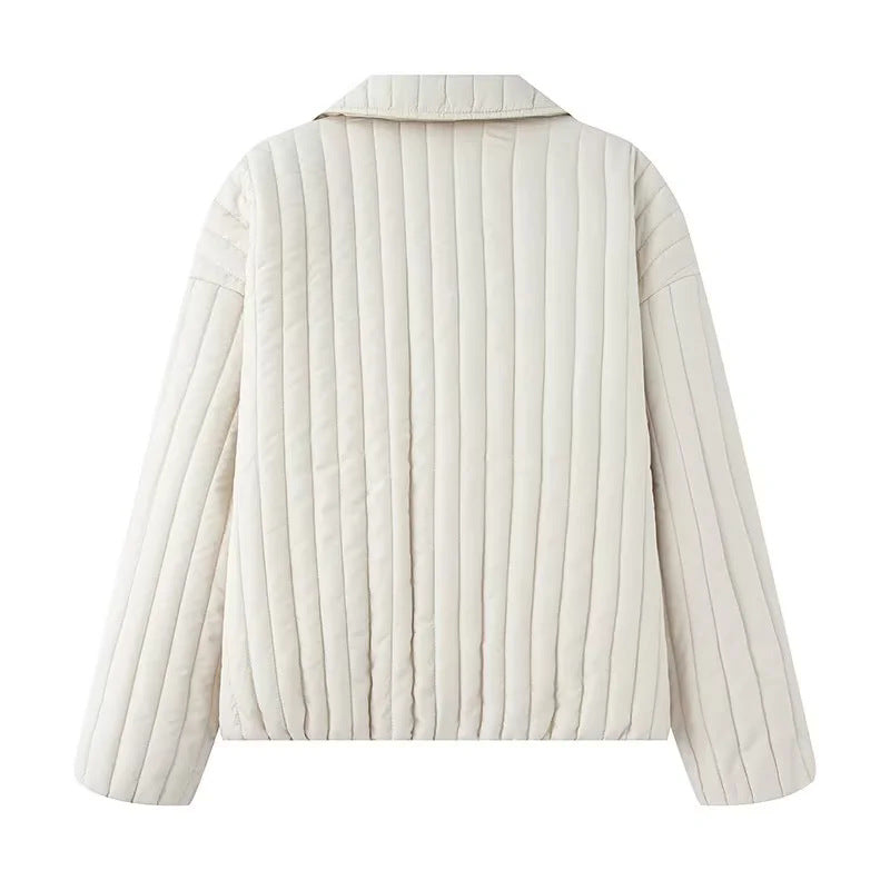 Damen gesteppte Kurzjacke mit Herzknopfleiste, Kentkragen und aufgesetzten Taschen – Célinea