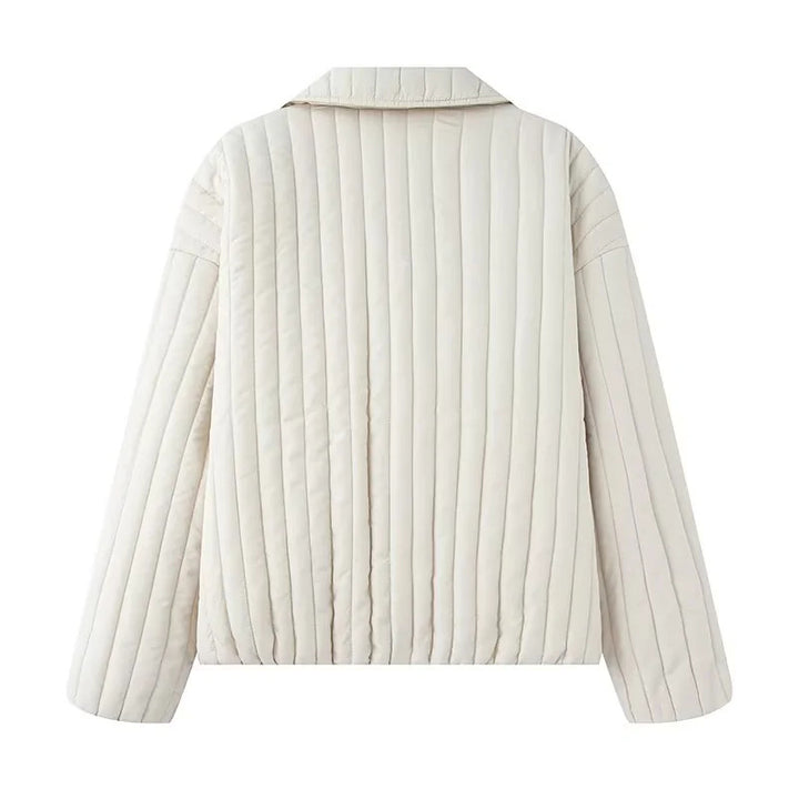 Damen gesteppte Kurzjacke mit Herzknopfleiste, Kentkragen und aufgesetzten Taschen – Célinea