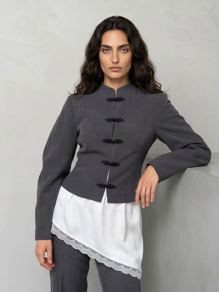 Damen Taillierter Cropped-Blazer mit Mandarin-Kragen und Zierknotenverschluss Echoarchiv