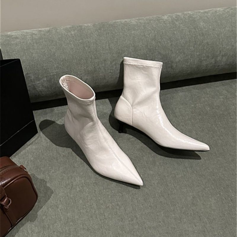 Damen spitz zulaufende Stiefeletten mit sculpted Kitten‑Heel und sockenhaftem Schaft – Varelle