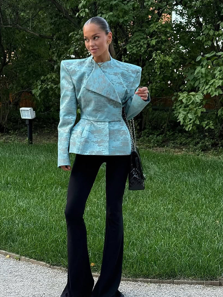 Damen Taillierter Jacquard-Blazer mit betonten Schultern, Schößchen und asymmetrischem Revers Echoarchiv
