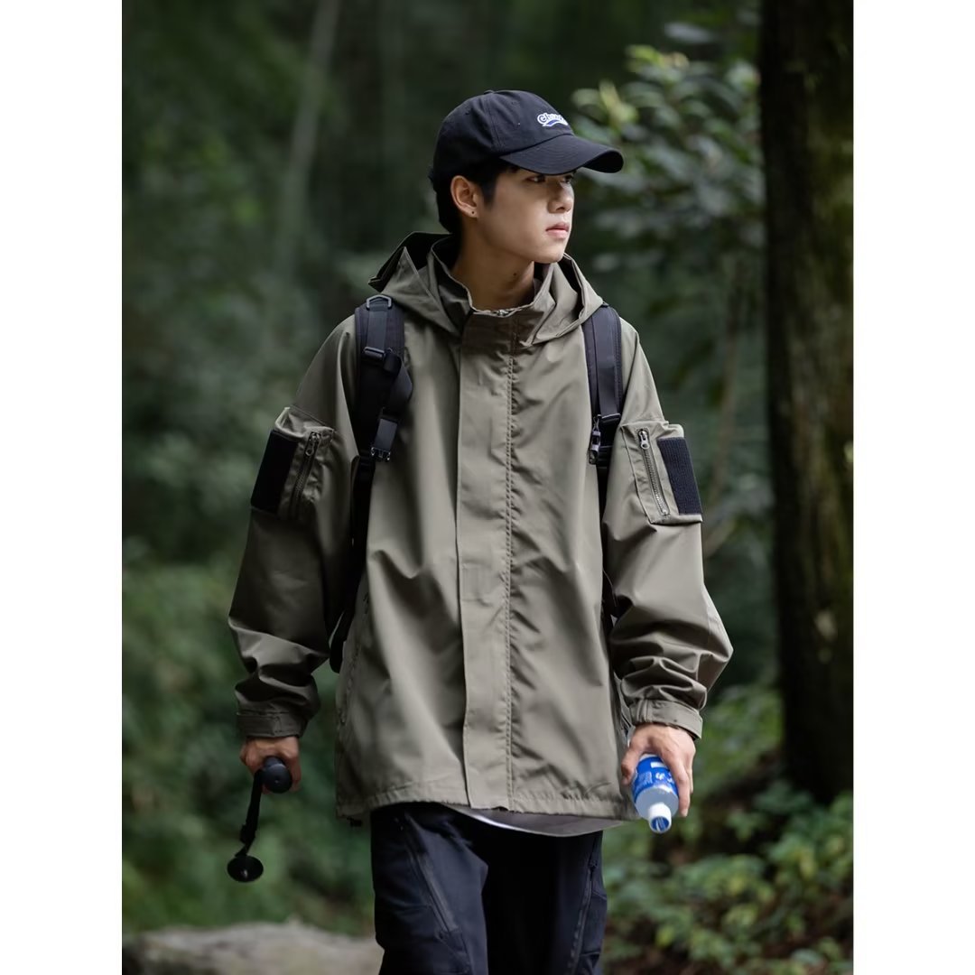 Herren technische Multifunktionsjacke mit praktischen Taschen und verstellbarem Kapuzenbund Echoarchiv
