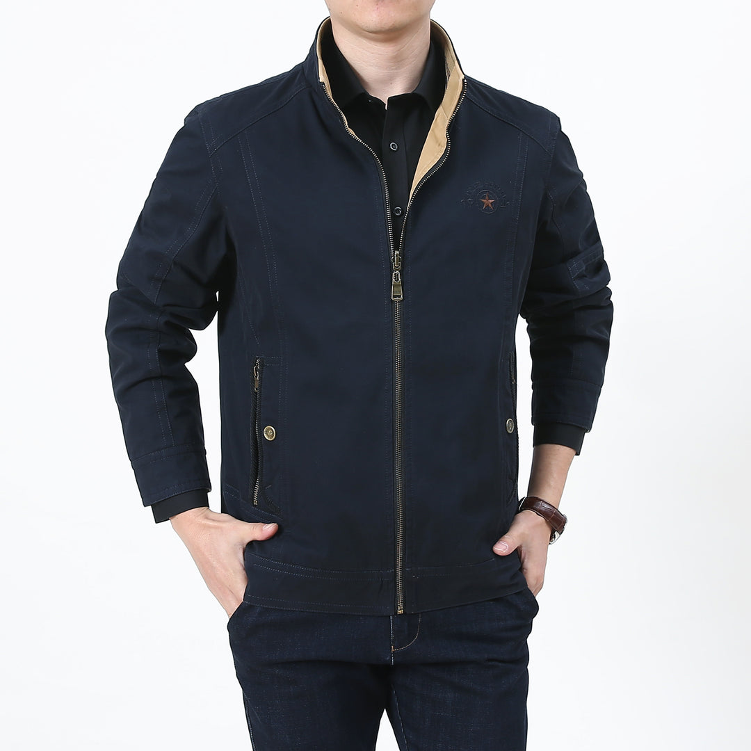 Herren leichte Übergangsjacke mit gesteppter Schulterpasse und Reißverschluss Echoarchiv
