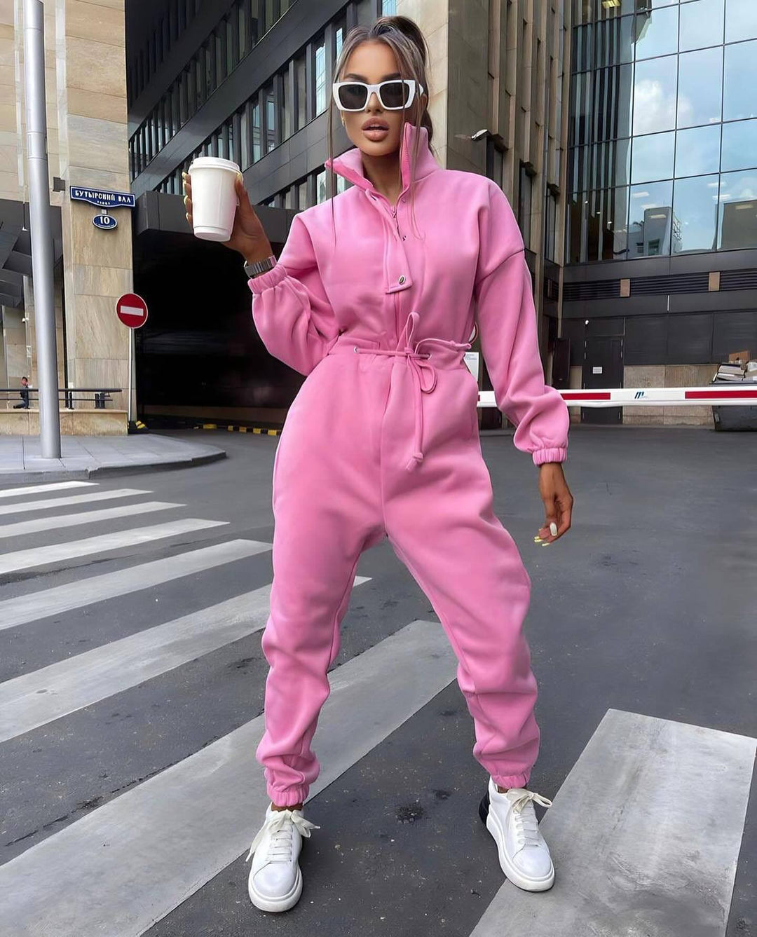 Damen taillierter Velours-Jumpsuit mit Tunnelzug Stehkragen und elastischen Bündchen – Solévia