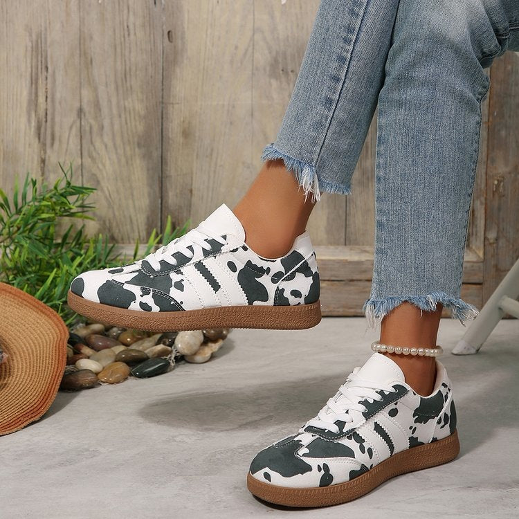 Damen Retro-Lowtop-Sneaker mit Kuhflecken-Print und gepolsterter Komfortsohle – Névara