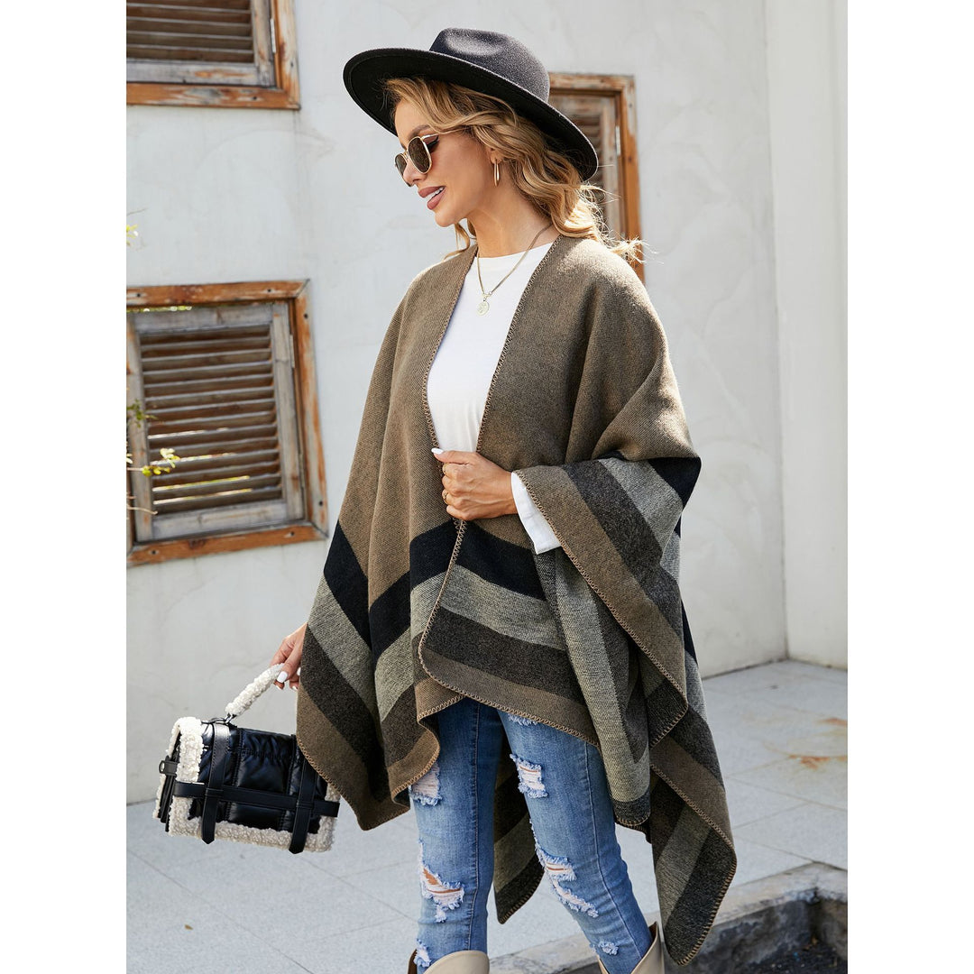 Damen Offener Strick‑Cape‑Poncho mit kontrastierenden Blockstreifen und Zierstich – Avérine