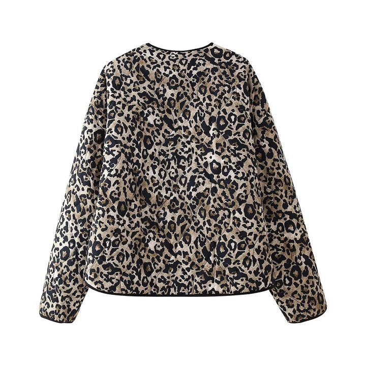 Damen gesteppte Leo-Print Steppjacke mit Rundhalsausschnitt, Druckknopfverschluss und aufgesetzten Taschen – Célinea