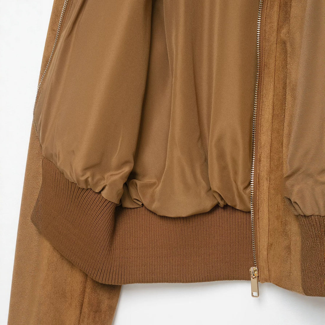 Damen kurzgeschnittene Wildleder-Bomberjacke mit hohem Rippkragen und Pattentaschen Echoarchiv