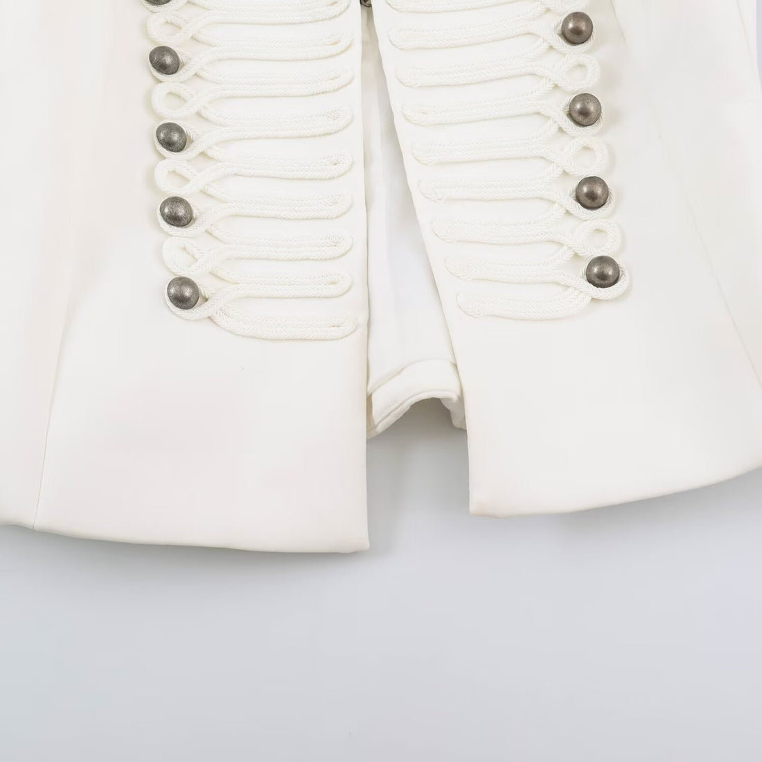 Damen Kurzschnitt Militärblazer mit Stehkragen, Zierkordeln und strukturierter Silhouette Echoarchiv