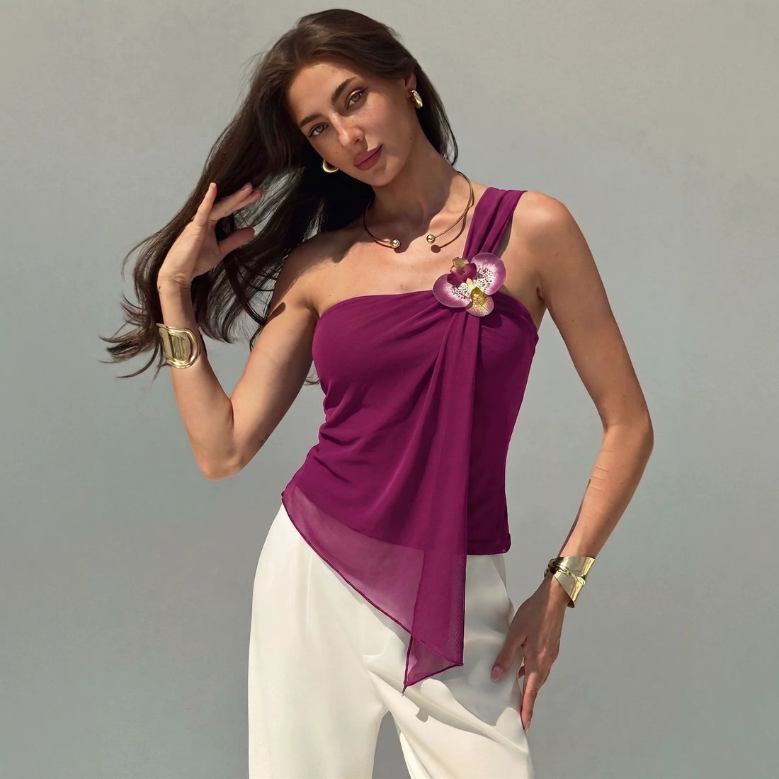 Damen asymmetrisches Einschulter-Chiffon-Oberteil mit Drapierung und Zierbrosche – Avérine
