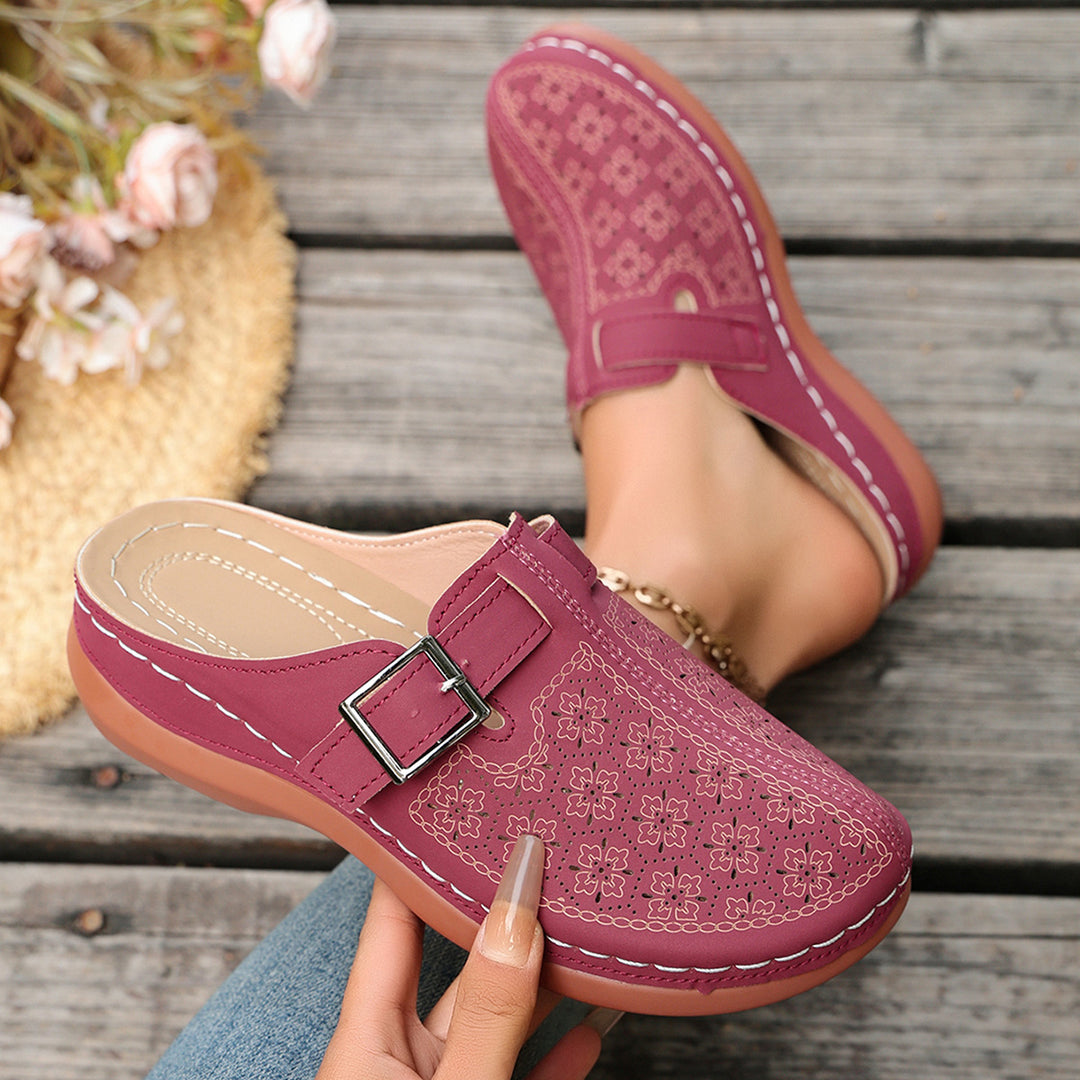 Damen Komfort-Mule mit verstellbarem Schnallenriemen und ornamentaler Lochprägung – Lioré
