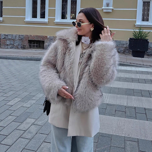 Damen Kurze Boxy‑Jacke aus hochflorigem Kunstpelz mit hohem Schalkragen Echoarchiv