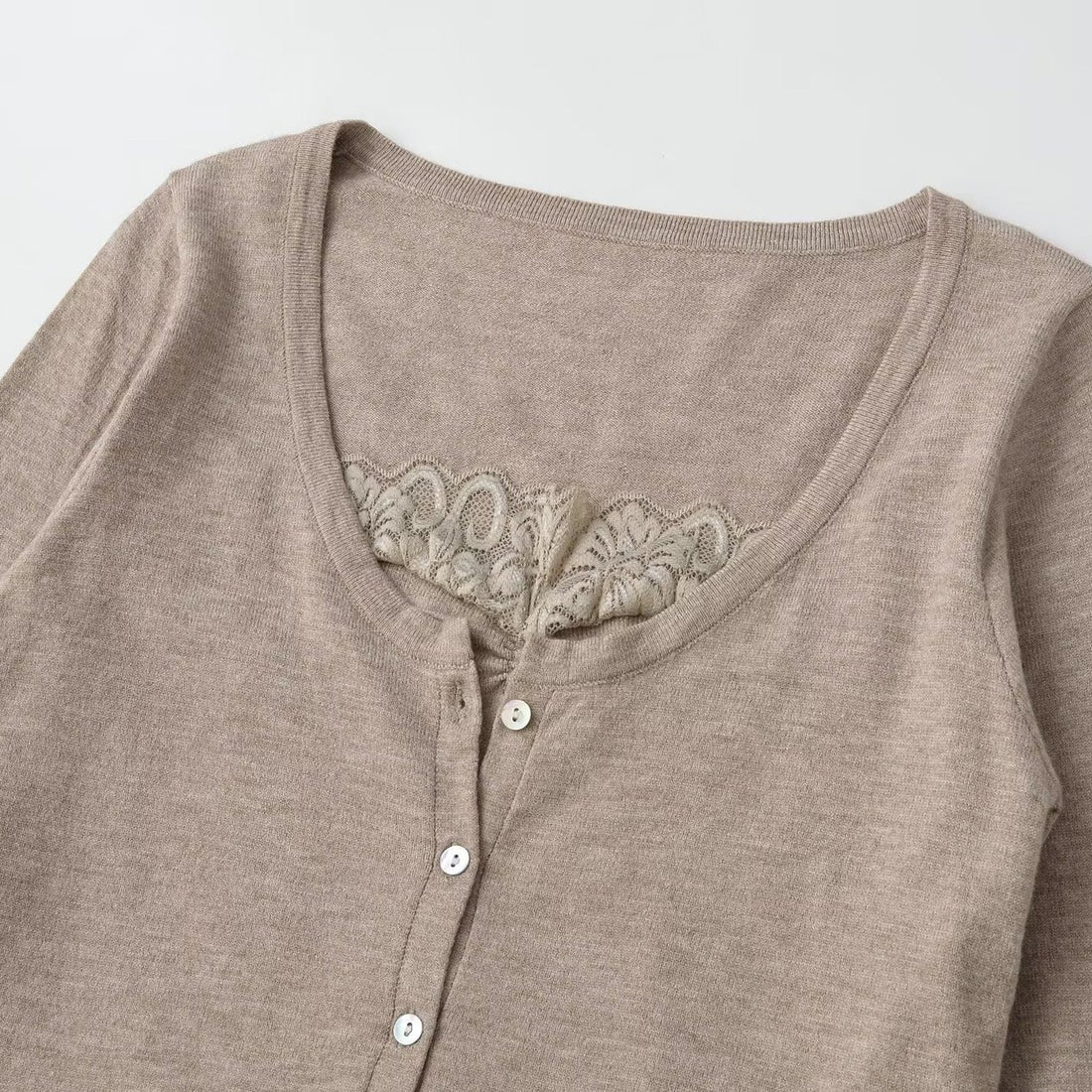 Damen Kurzcardigan aus Feinstrick mit V‑Ausschnitt, Knopfleiste und Spitzeneinsatz Echoarchiv