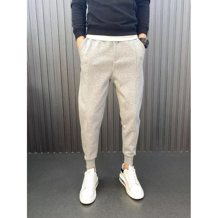 Herren Jogginghose mit tailliertem Tapered‑Schnitt, Bügelfalte und elastischen Bündchen Echoarchiv