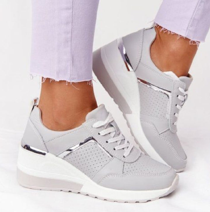 Damen Keil-Sneaker mit perforiertem Obermaterial, gepolstertem Komfortkragen und reflektierenden Metalldetails Echo Archiv