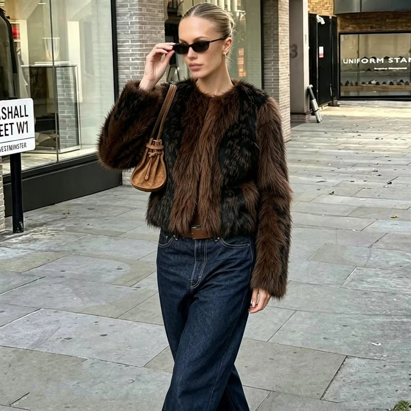 Damen kurzer Kunstfell-Blouson mit kontrastierten Streifen, Boxy-Cut und rundem Ausschnitt – Célinea