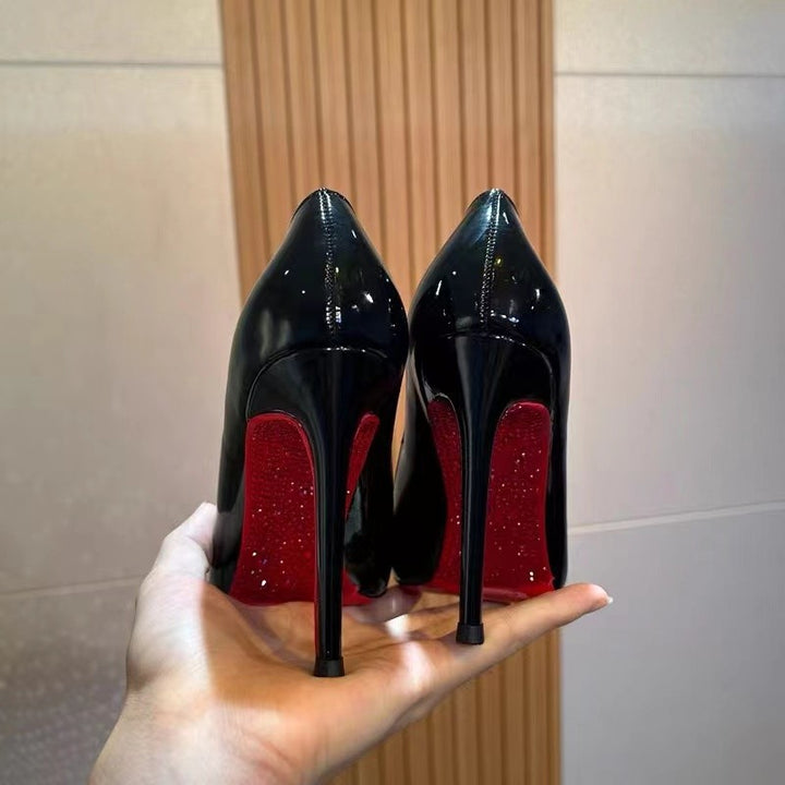 Damen Elegante Lack-Pumps mit spitz zulaufender Silhouette und Stiletto-Absatz Echo Archiv