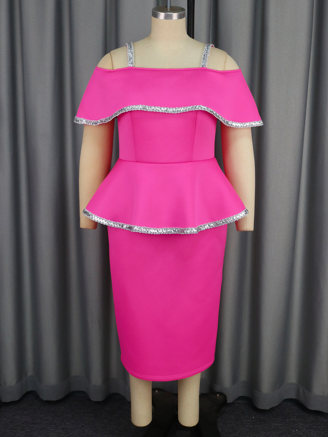 Damen Elegantes Cocktailkleid mit schulterfreiem Volant und funkelnden Akzenten Echo Archiv