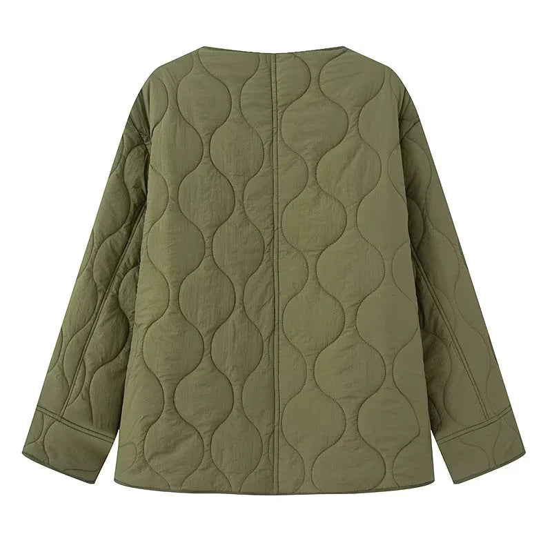 Damen gesteppte Übergangsjacke mit Rundhalsausschnitt, Druckknopfverschluss und wellenförmiger Steppung – Célinea