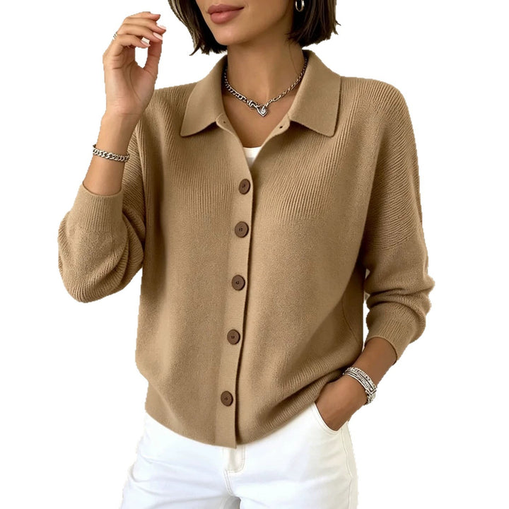 Damen Feinstrick-Cardigan mit Hemdkragen, entspannter Silhouette und Holzknöpfen – Veloura