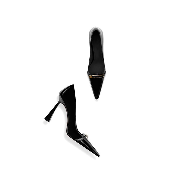 Damen Spitz zulaufende Lack‑Pumps mit skulptiertem Fersenprofil und Schmuckspange – Lioré