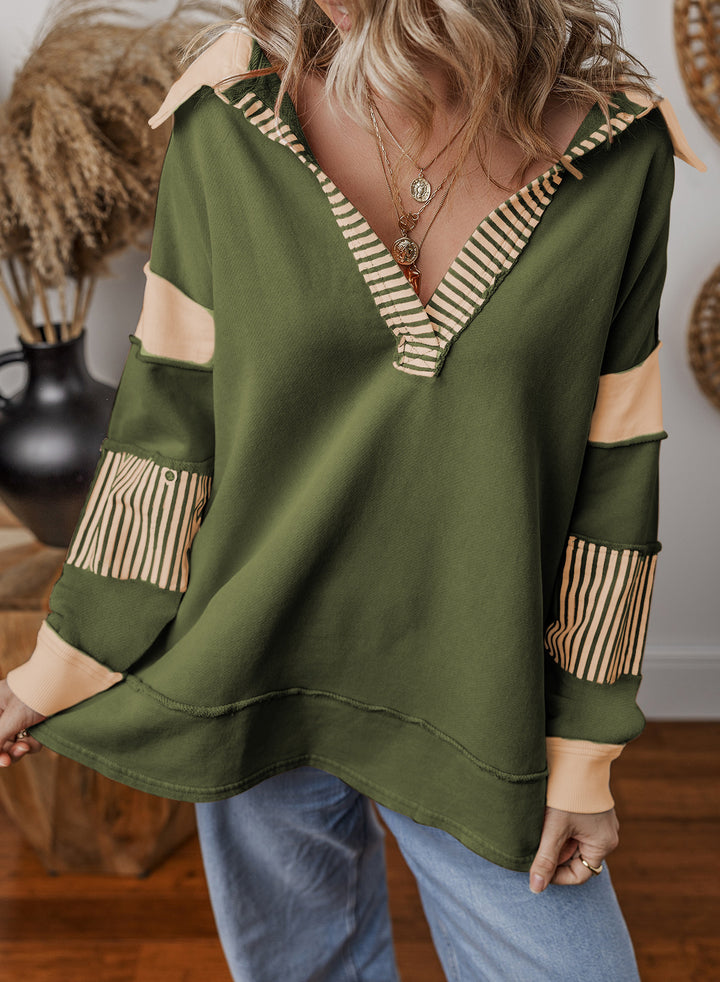 Damen Oversize Sweatshirt mit V-Ausschnitt, gestreiften Ärmelaufsätzen und Kontrastdetails – Mavelle