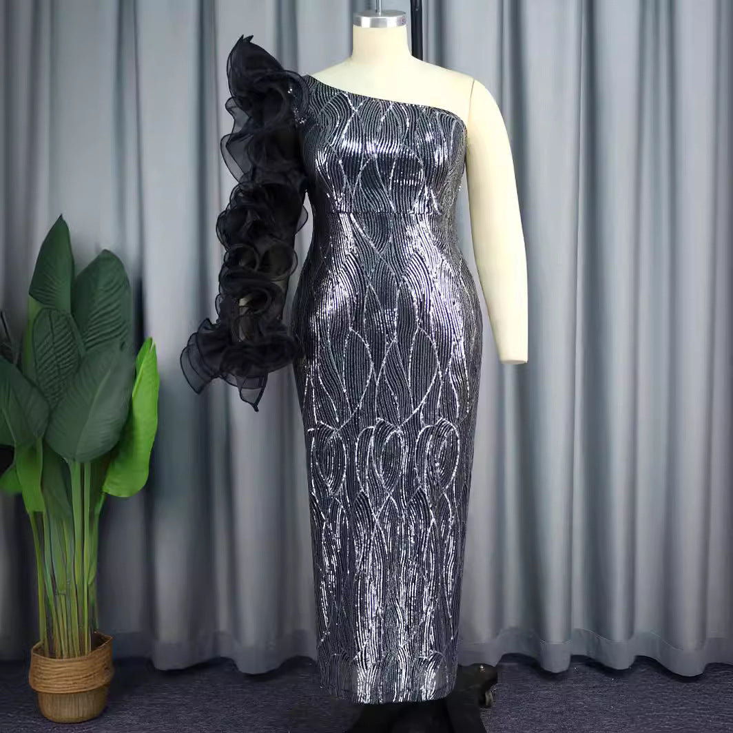 Damen Glitzerndes Abendkleid mit asymmetrischem Schnitt und voluminösen Rüschendetails Echo Archiv