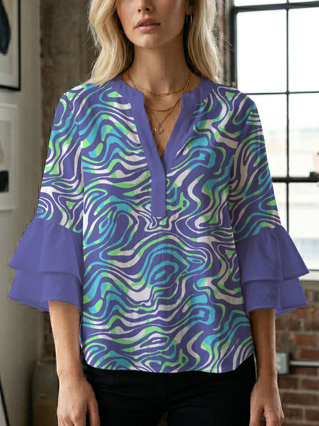 Damen Bluse mit voluminösen Flügelärmel und intensivem Blattmuster Echo Archiv