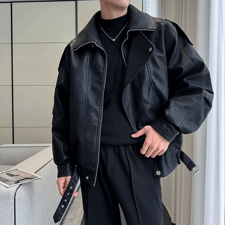 Herren Oversized Lederjacke mit weitem asymmetrischen Revers und Taillengürtel Echoarchiv
