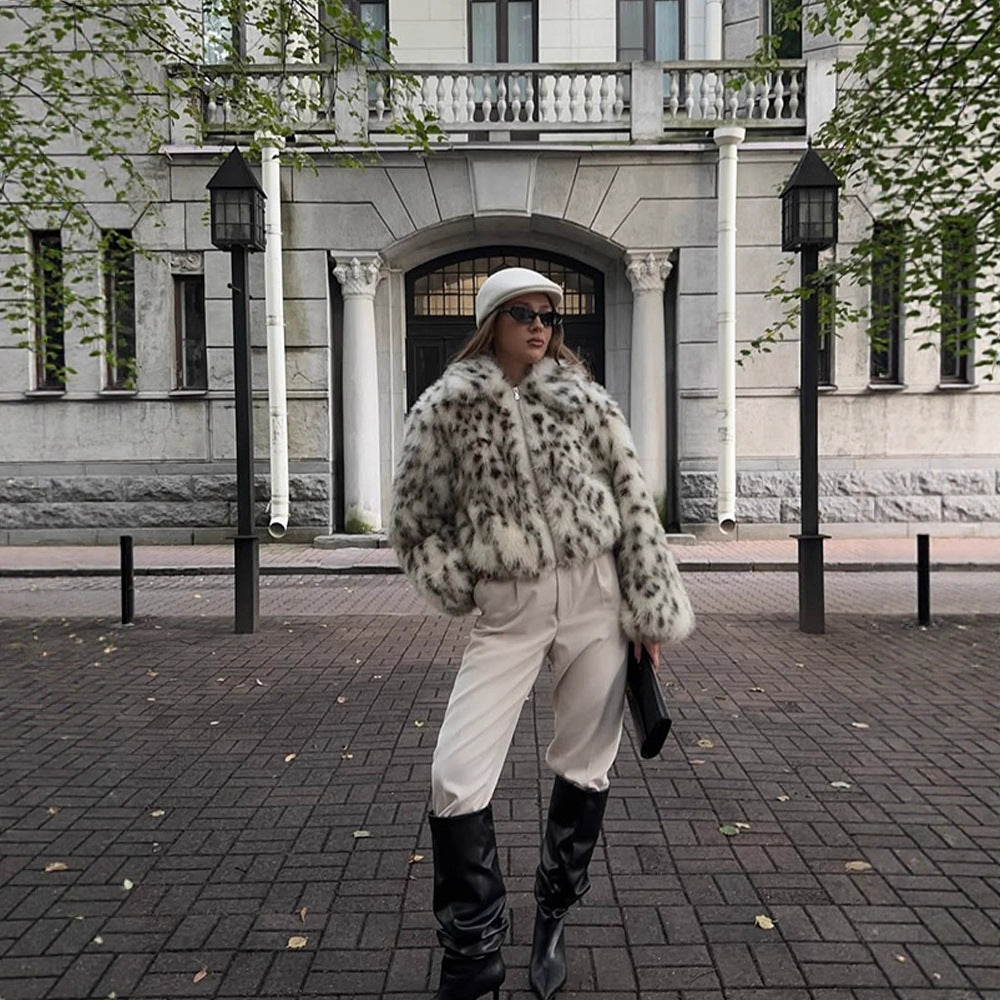 Damen Kurzjacke Bomber aus Kunstfell mit Dalmatiner‑Muster und Stehkragen Echoarchiv