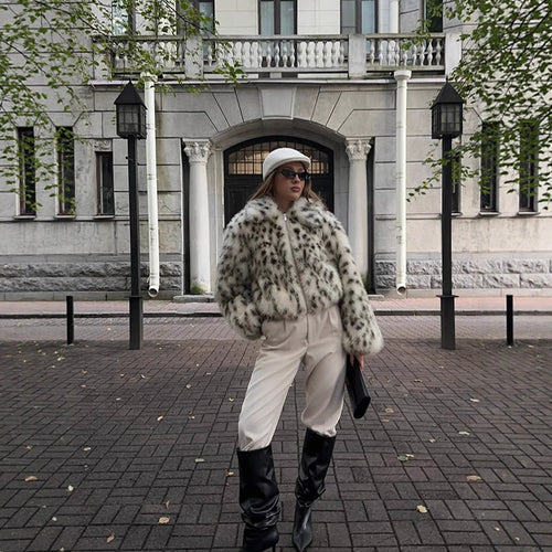 Damen Kurzjacke Bomber aus Kunstfell mit Dalmatiner‑Muster und Stehkragen Echoarchiv