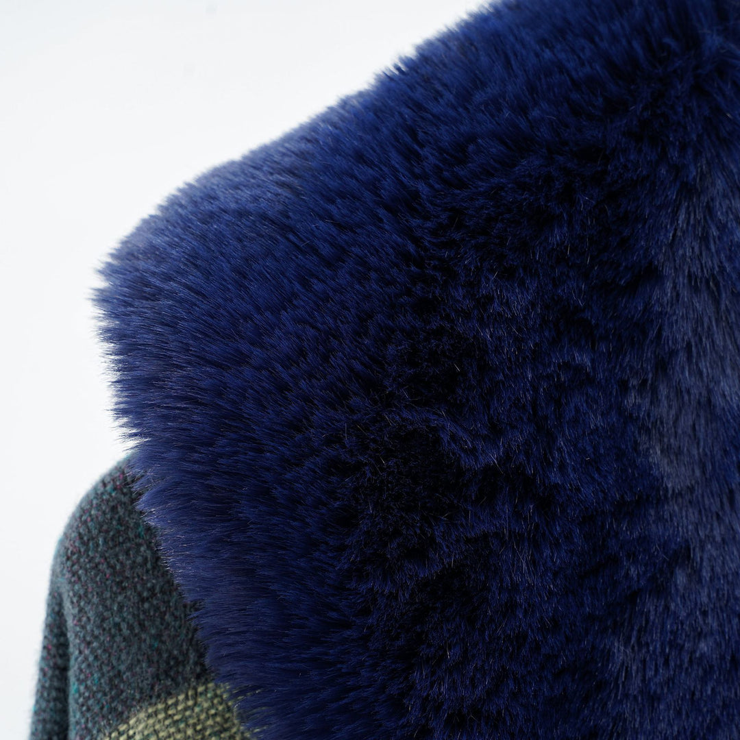 Damen Oversize-Capeponcho mit Kunstfellkragen und Colorblock-Jacquard Echo Archiv