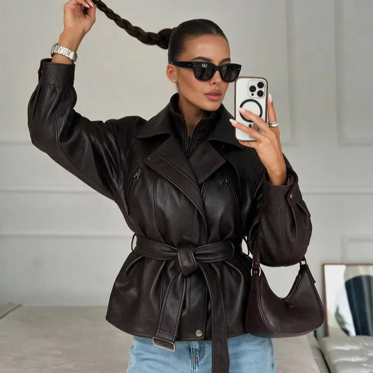Damen Taillierte Lederimitat-Bikerjacke mit Bindegürtel und überschnittener Schulter Echoarchiv
