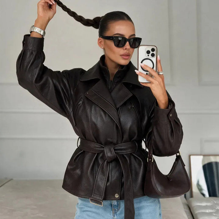 Damen Taillierte Lederimitat-Bikerjacke mit Bindegürtel und überschnittener Schulter Echoarchiv