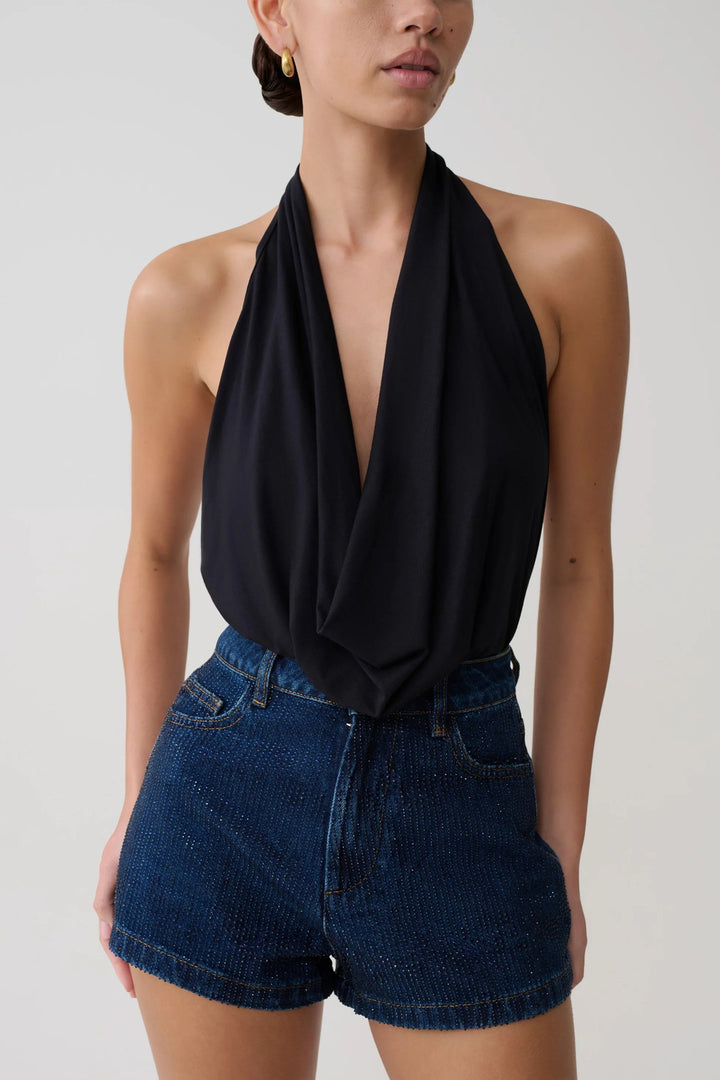 Damen Elegantes Halterneck-Top mit fließendem Stoff und tiefem Ausschnitt Echo Archiv