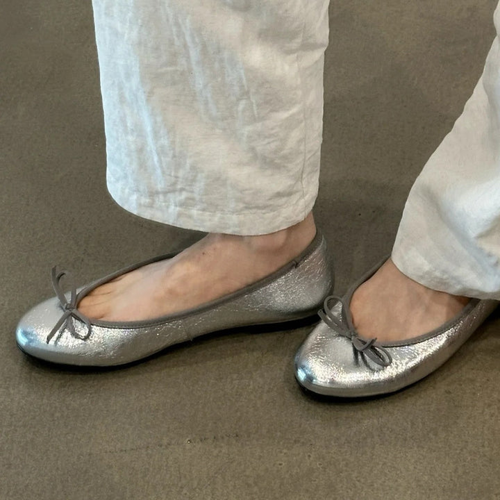 Damen Ballerina-Schuhe mit glänzender Oberfläche und verspieltem Schleifenakzent Echoarchiv