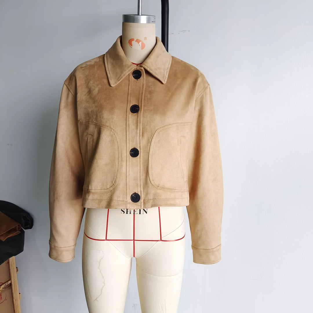 Damen kurze Oversize Wildlederimitat-Jacke mit großem Hemdkragen und aufgesetzten Pattentaschen – Célinea