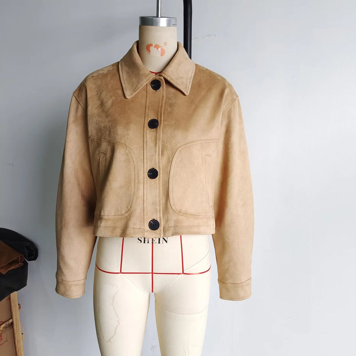 Damen kurze Oversize Wildlederimitat-Jacke mit großem Hemdkragen und aufgesetzten Pattentaschen – Célinea