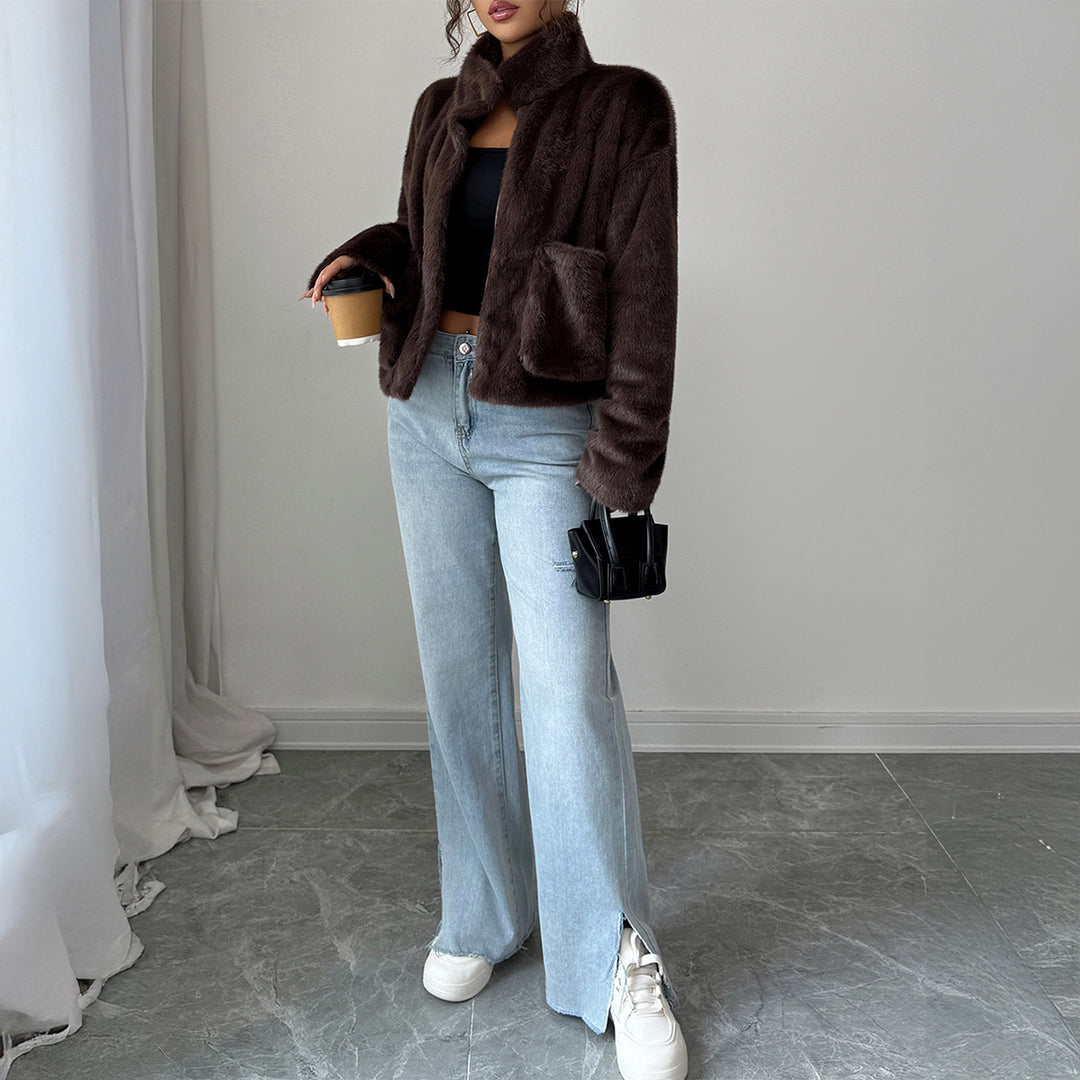 Damen kurzer Kunstfell-Blouson mit Stehkragen, verdecktem Reißverschluss und aufgesetzten Taschen – Célinea