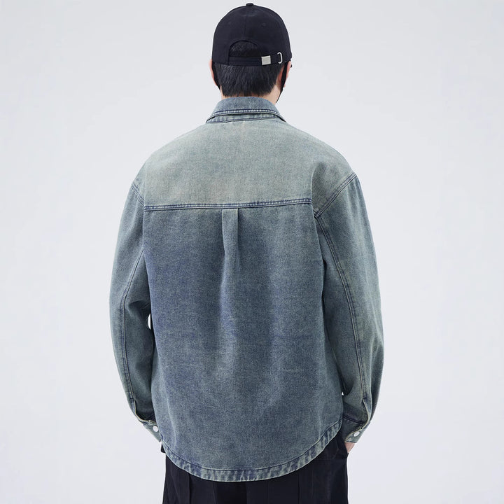 Herren Jeanshemd mit modernem Design und einzigartigen Schriftzügen Echoarchiv