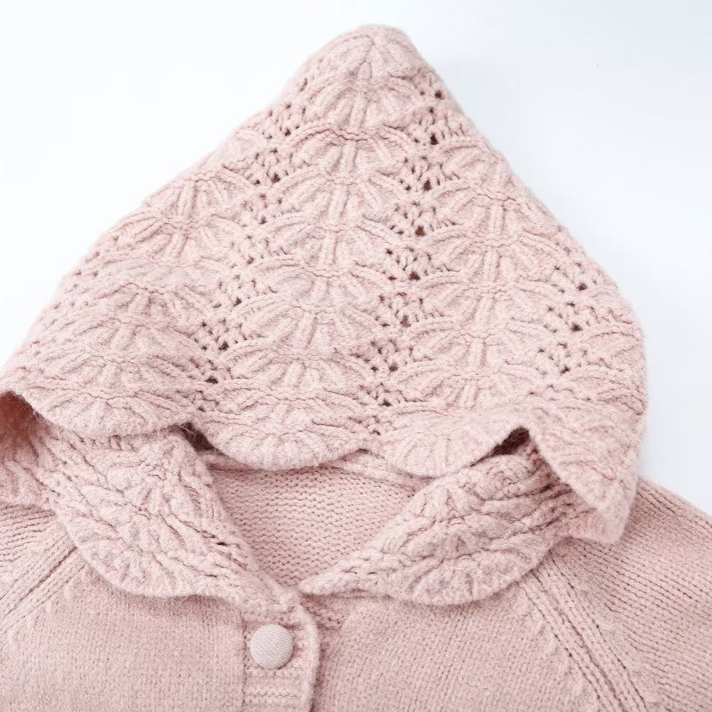 Damen Feinstrick-Cardigan mit Kapuze, Knopfleiste und gehäkelter Borte Echoarchiv